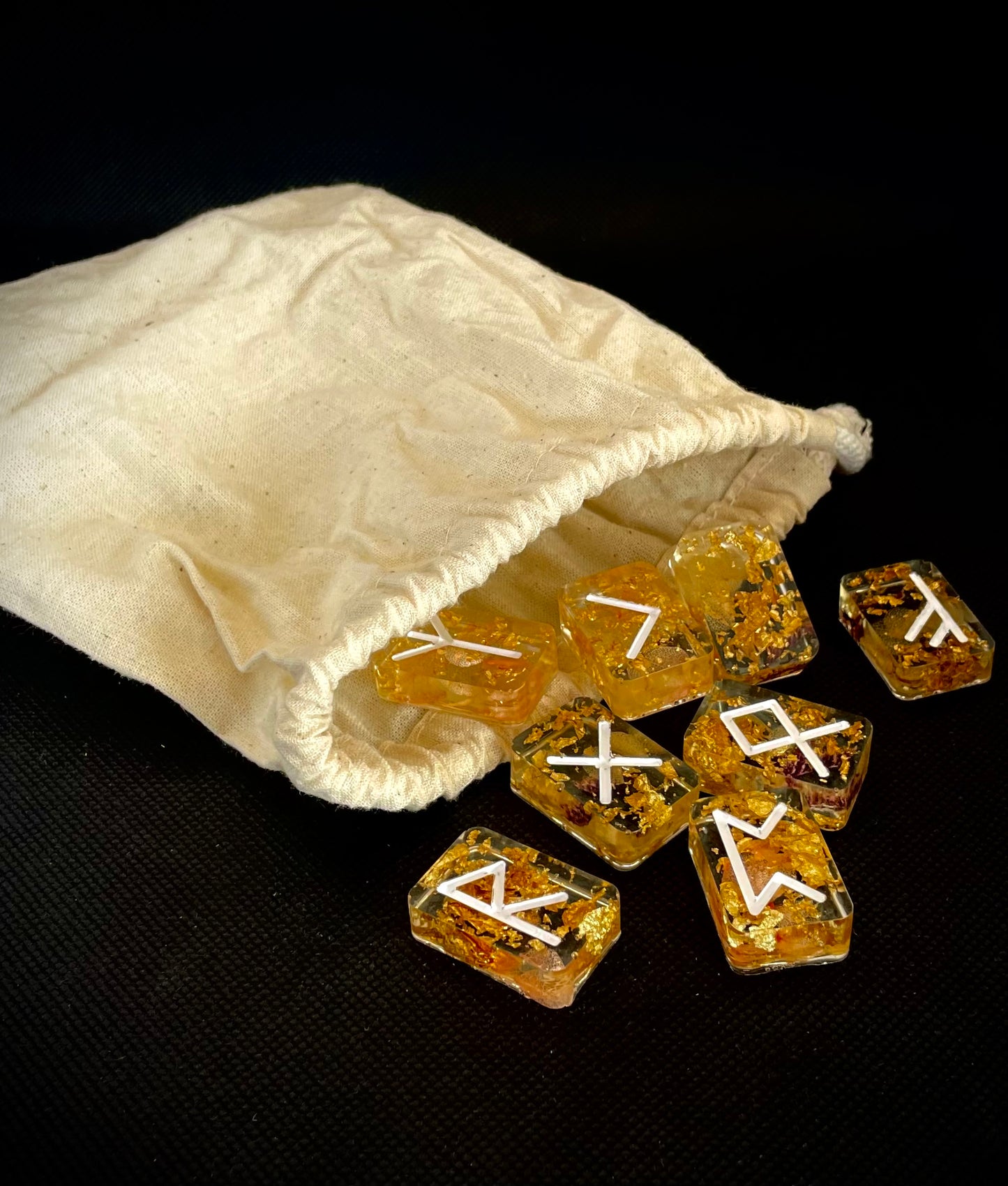 Runes or, fleurs séchées, blanc
