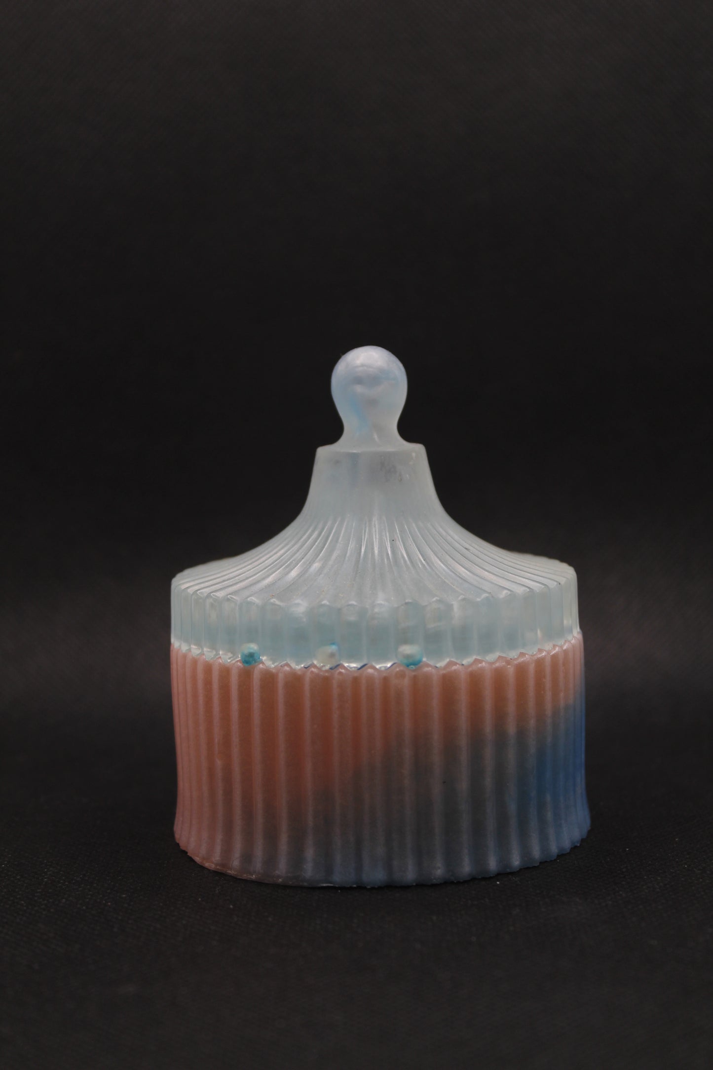 Boite à bijoux bleu et rose métallique avec petites perles