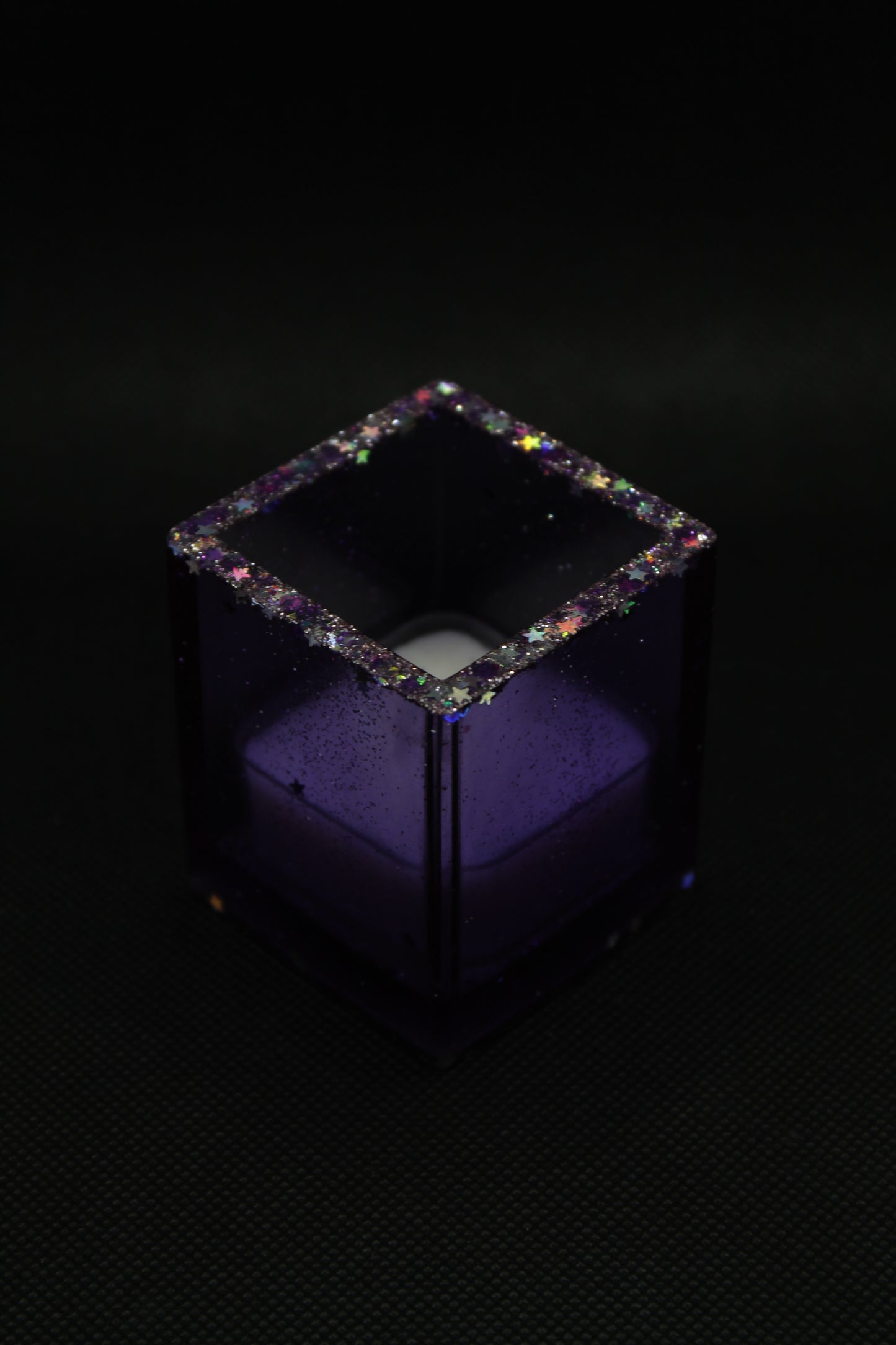 Bougeoir violet à paillettes