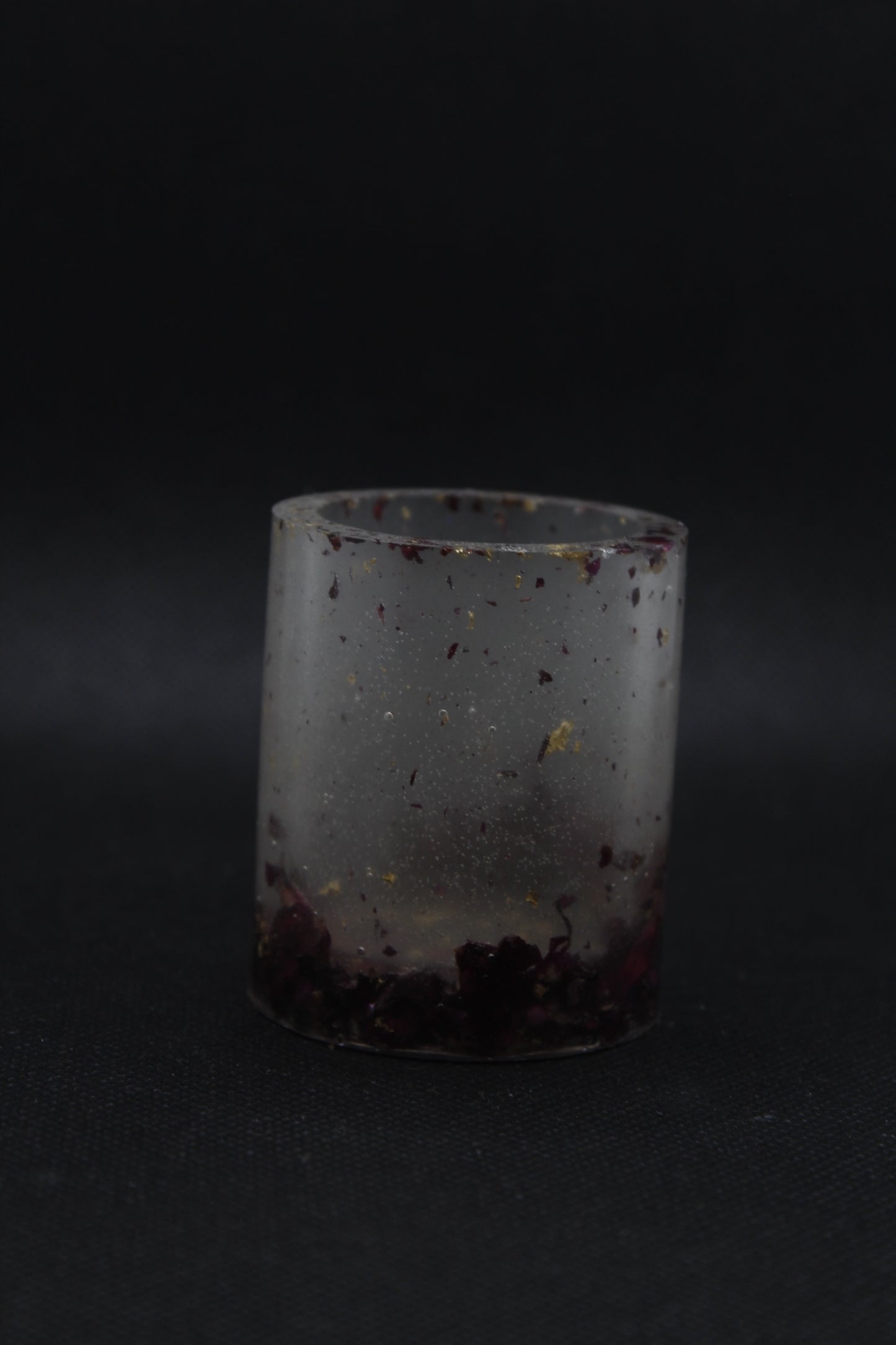 Bougeoir rond transparent avec pétales roses