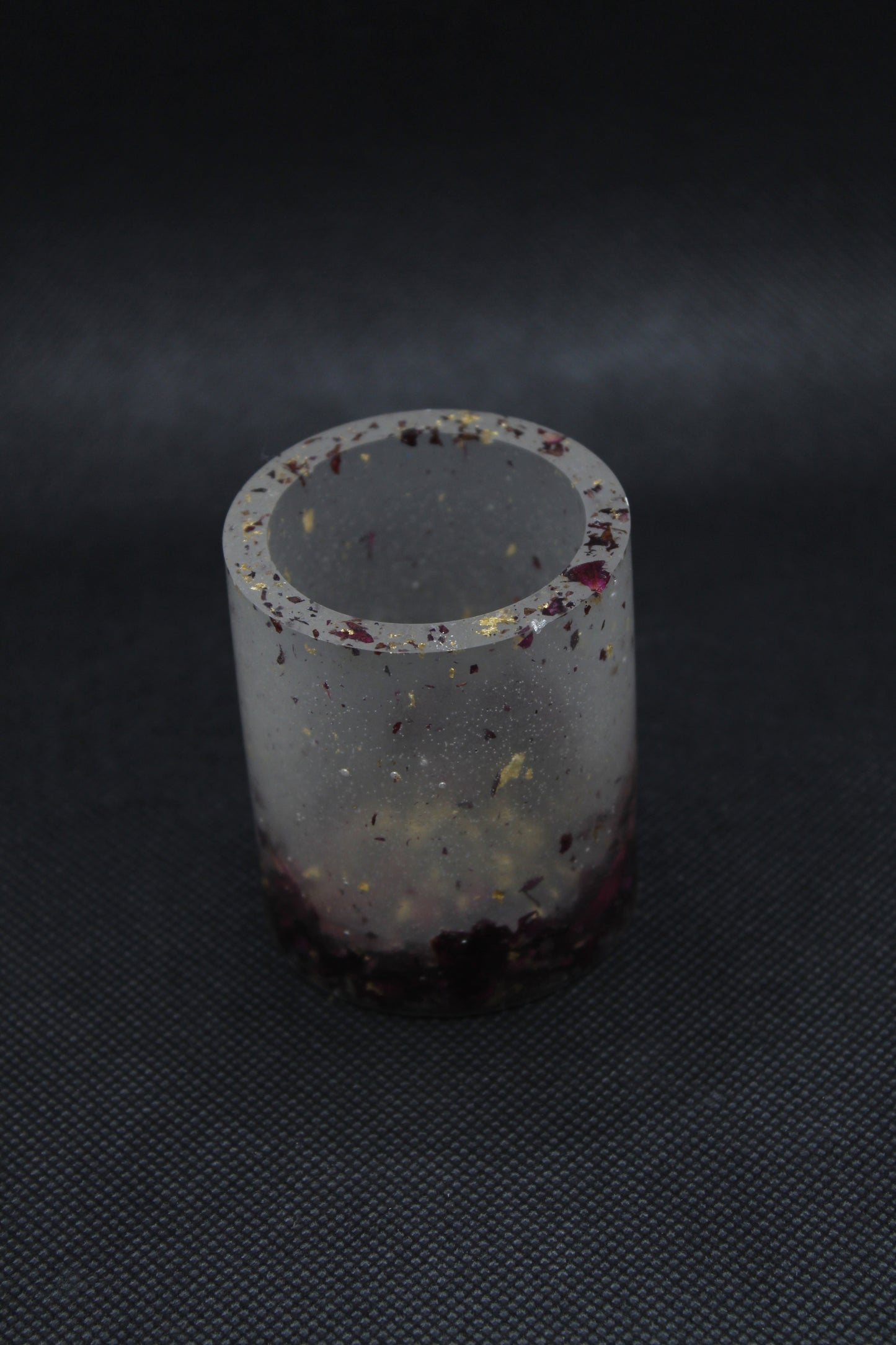 Bougeoir rond transparent avec pétales roses