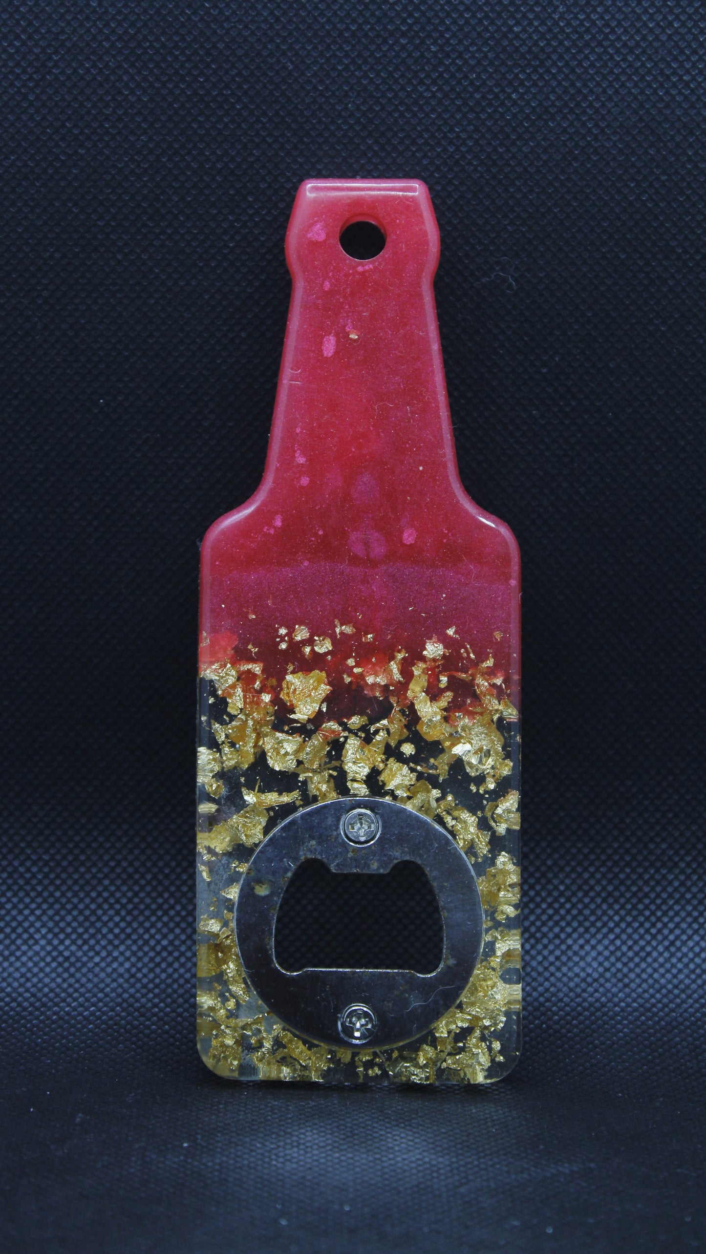 Décapsuleur bouteille rouge avec feuilles d'or