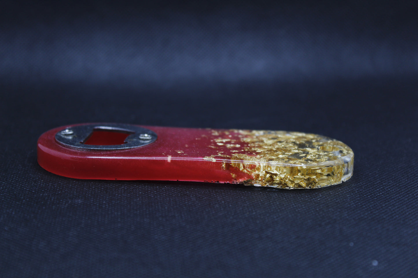 Décapsuleur ovale rouge avec feuilles d'or