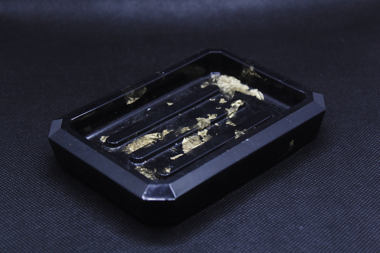 Porte savon noir avec feuilles d'or