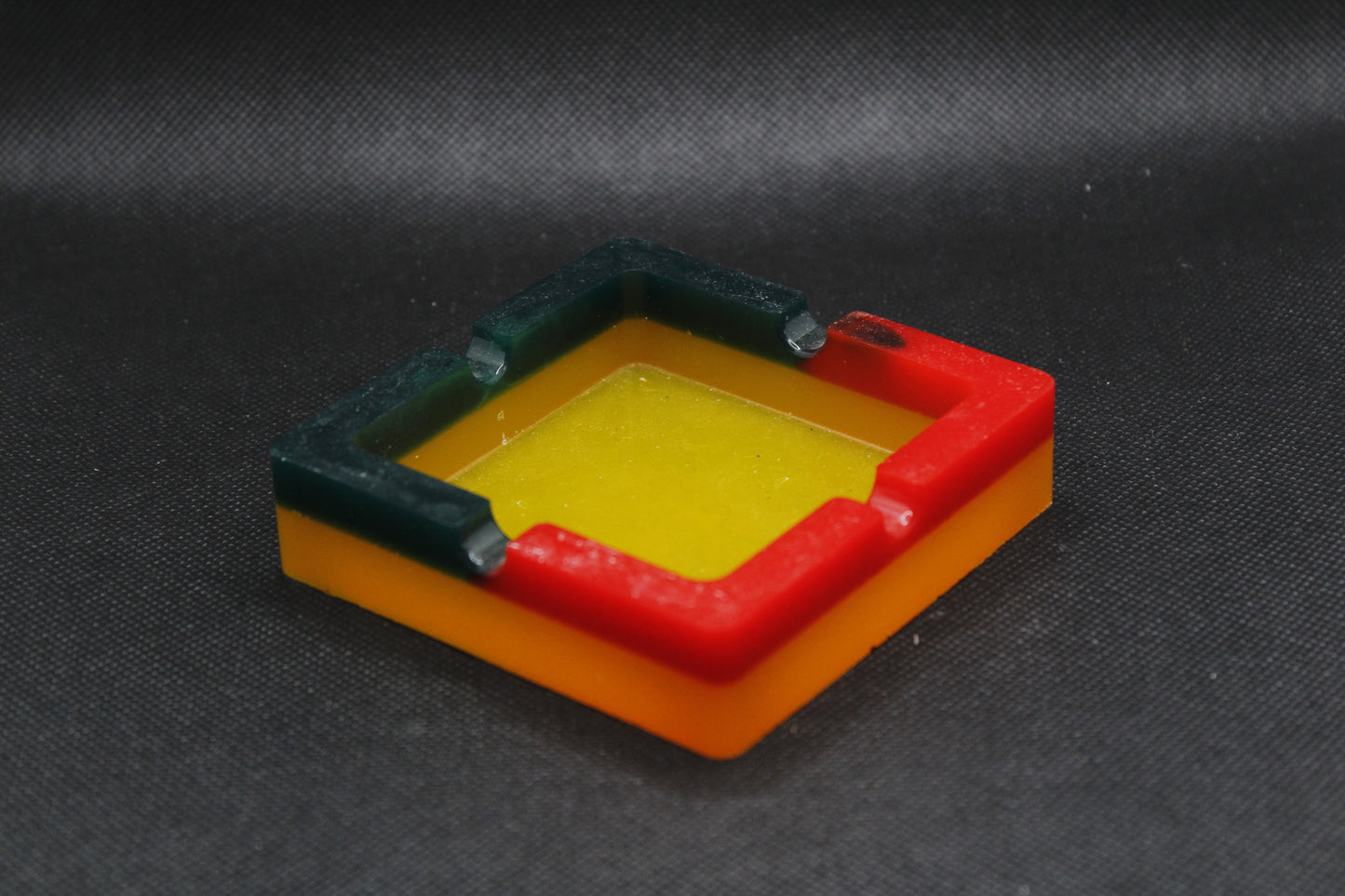 Cendrier vert rouge et jaune