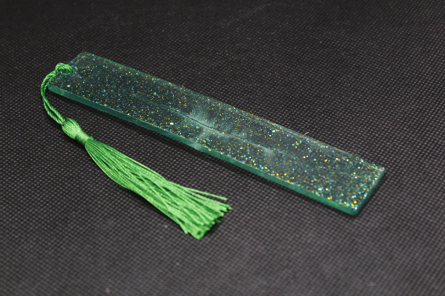Grand marque page vert à paillettes avec fil vert