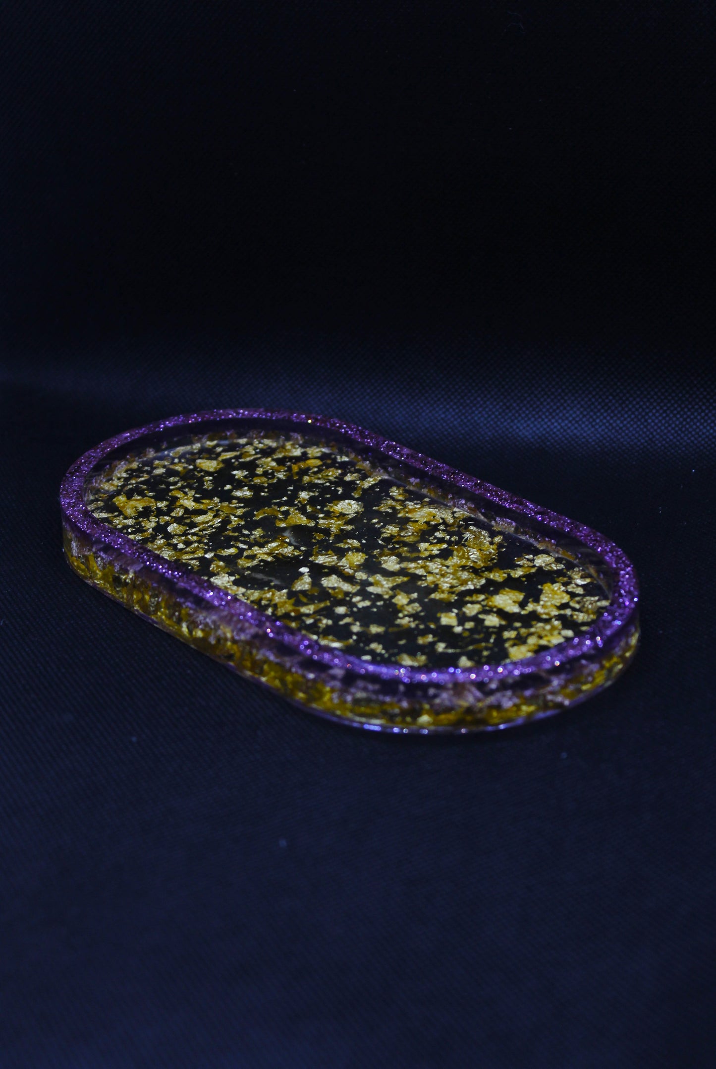 Vide poches ovale violet à paillettes et transparent avec feuilles d'or