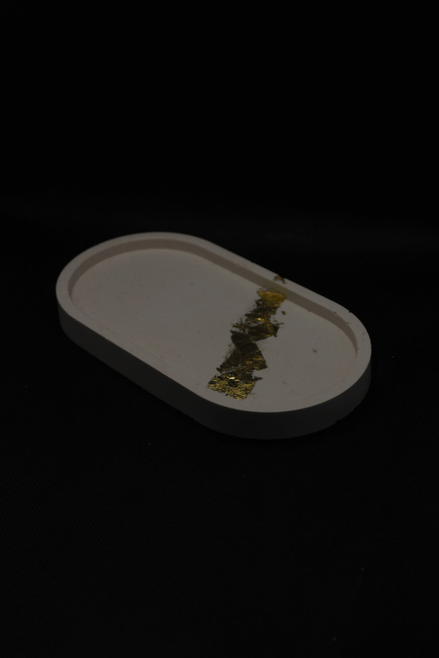 Vide poches ovale avec feuilles d'or