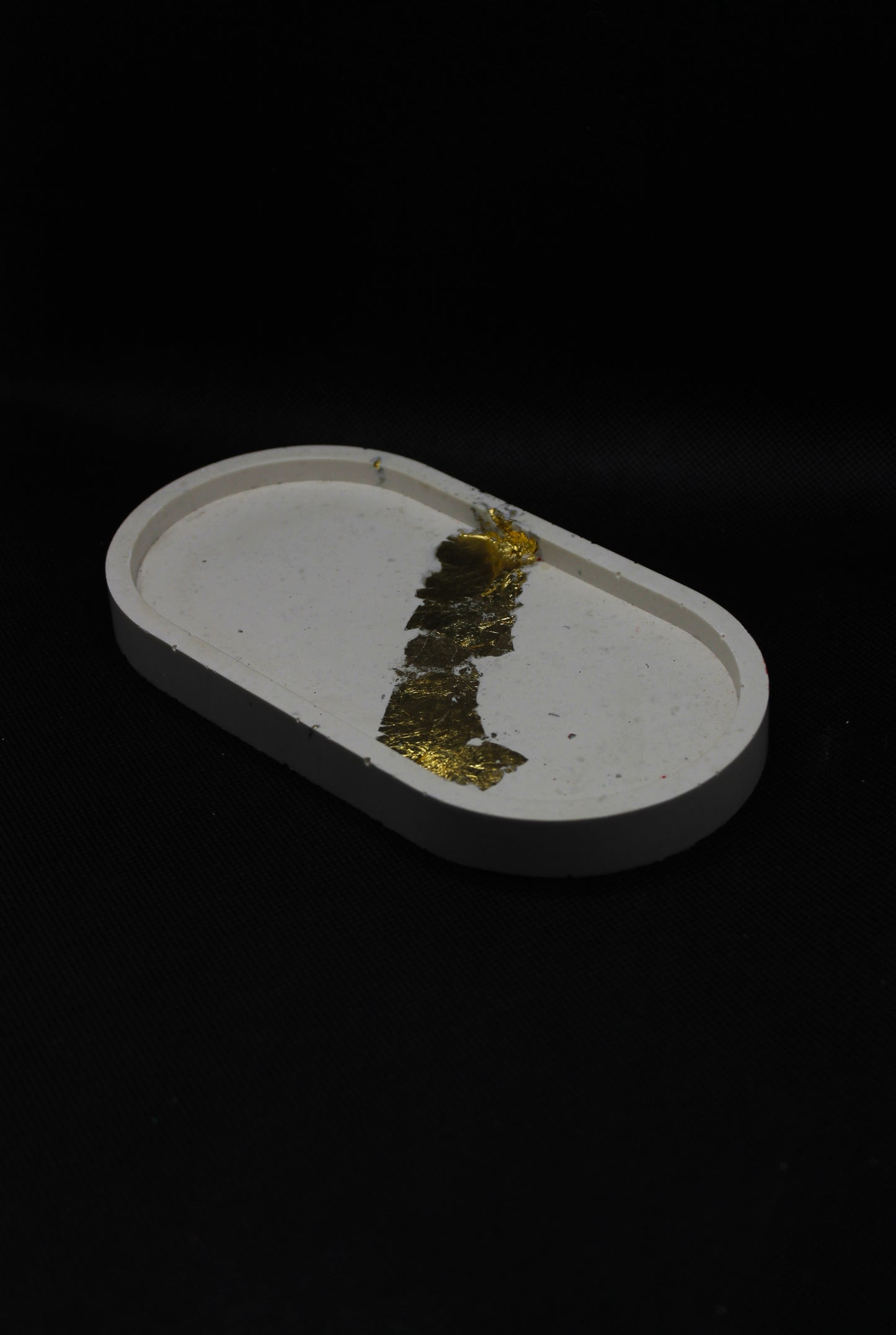 Vide poches ovale avec feuilles d'or