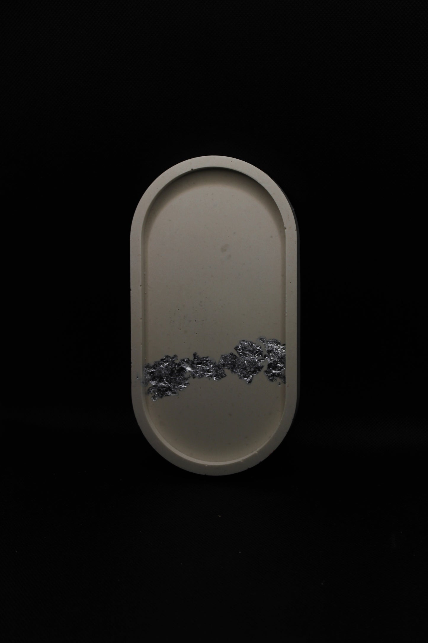 Vide poches ovale avec feuilles d'argent