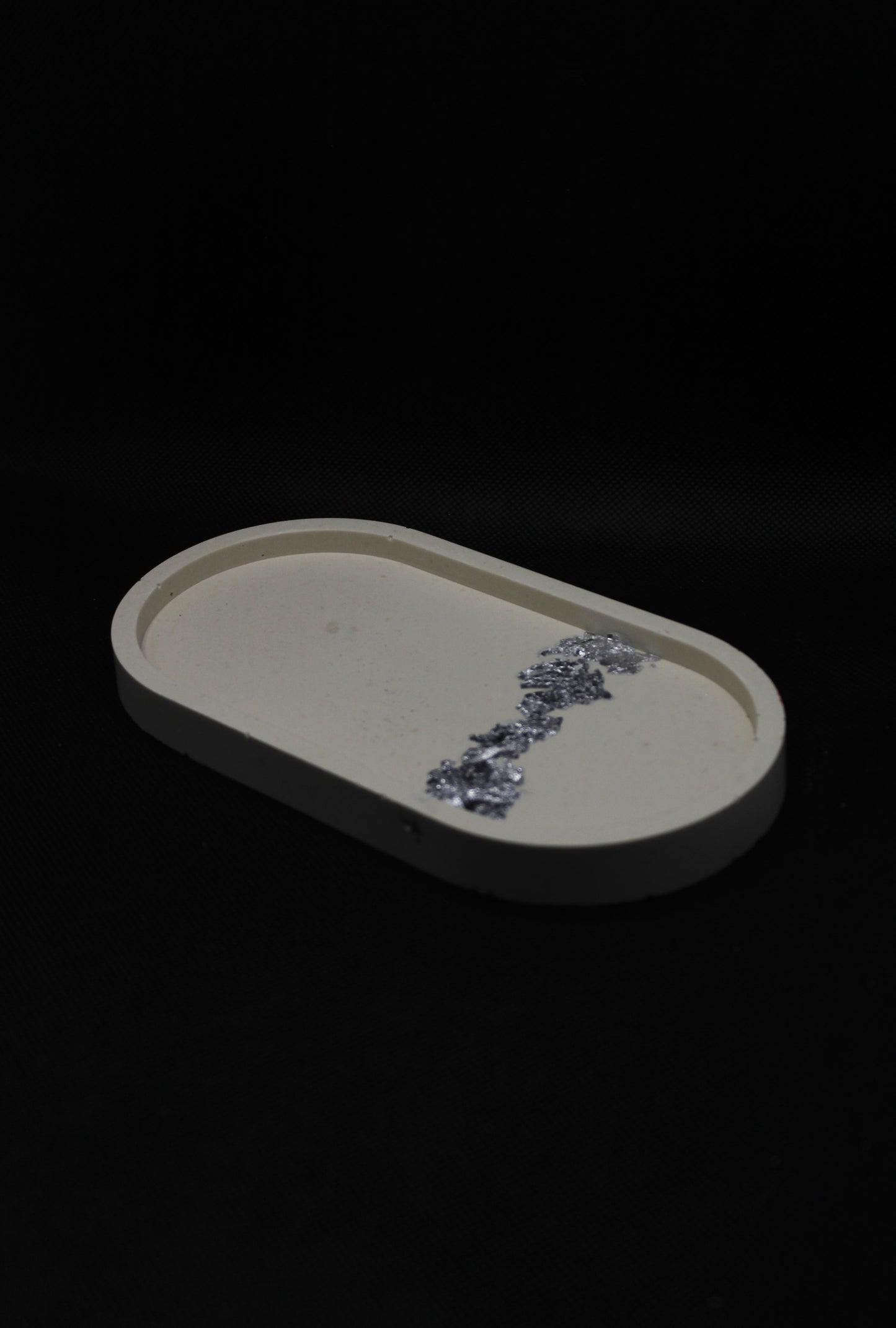 Vide poches ovale avec feuilles d'argent