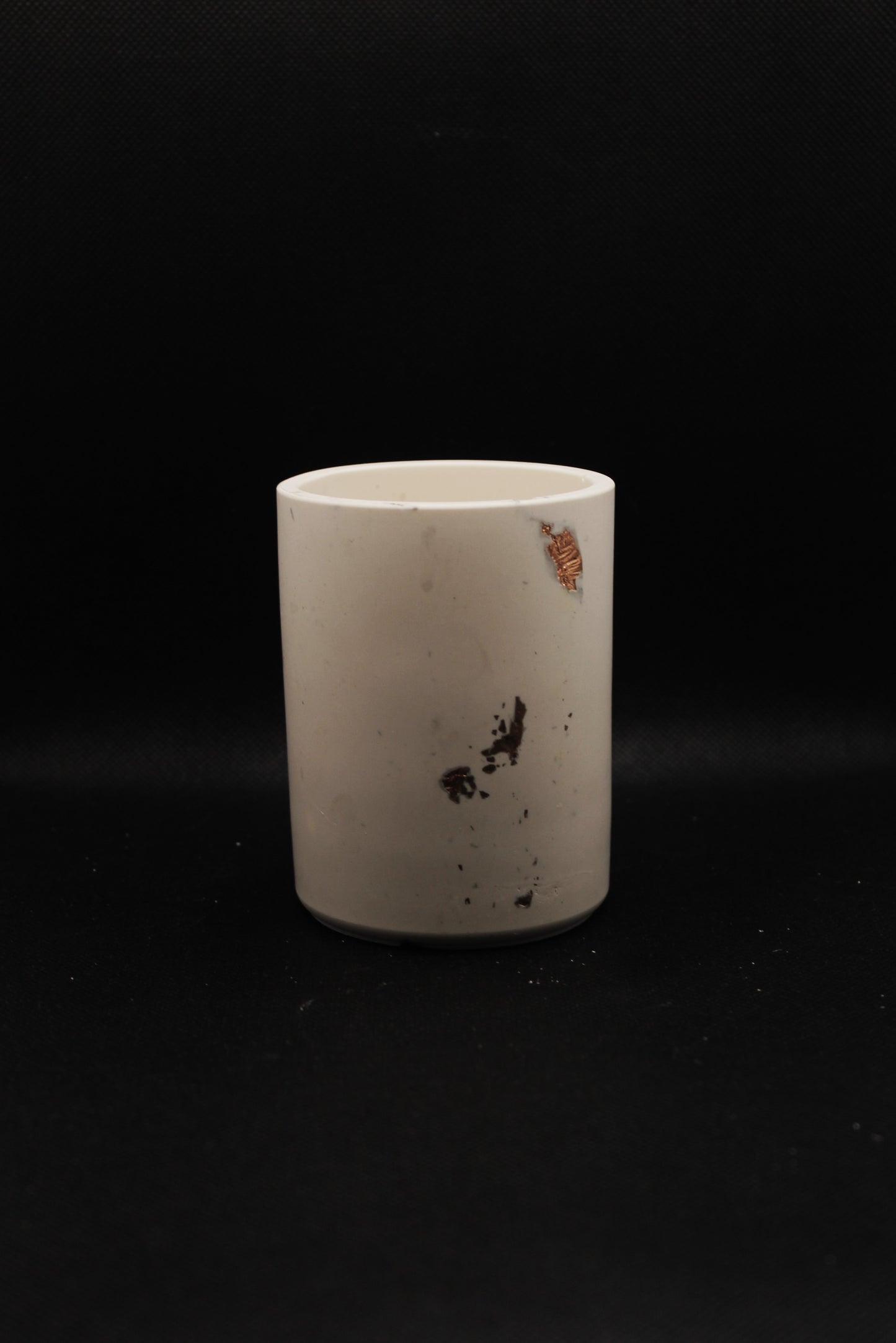 Pot avec feuille de bronze