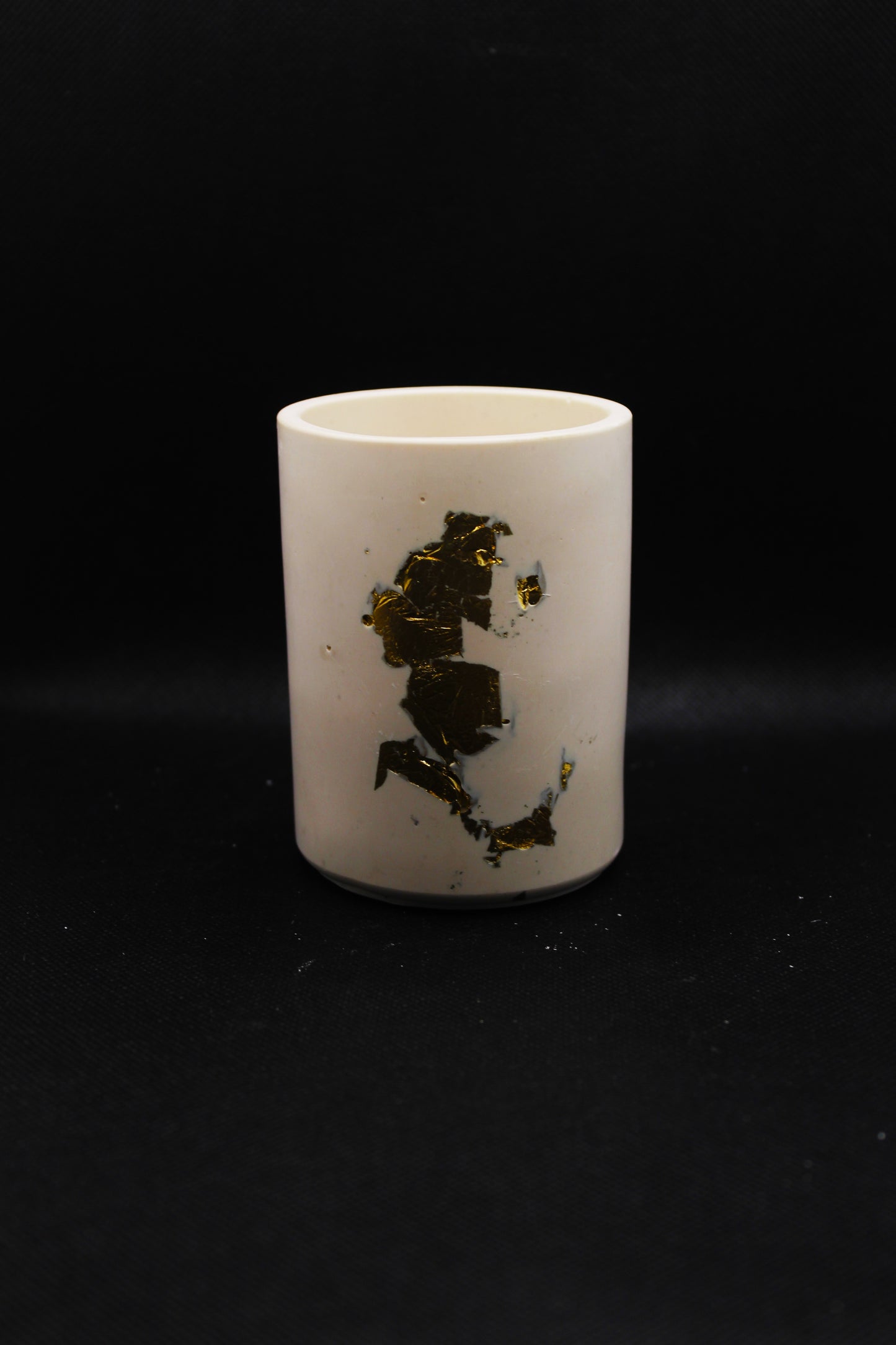 Pot avec feuilles d'or