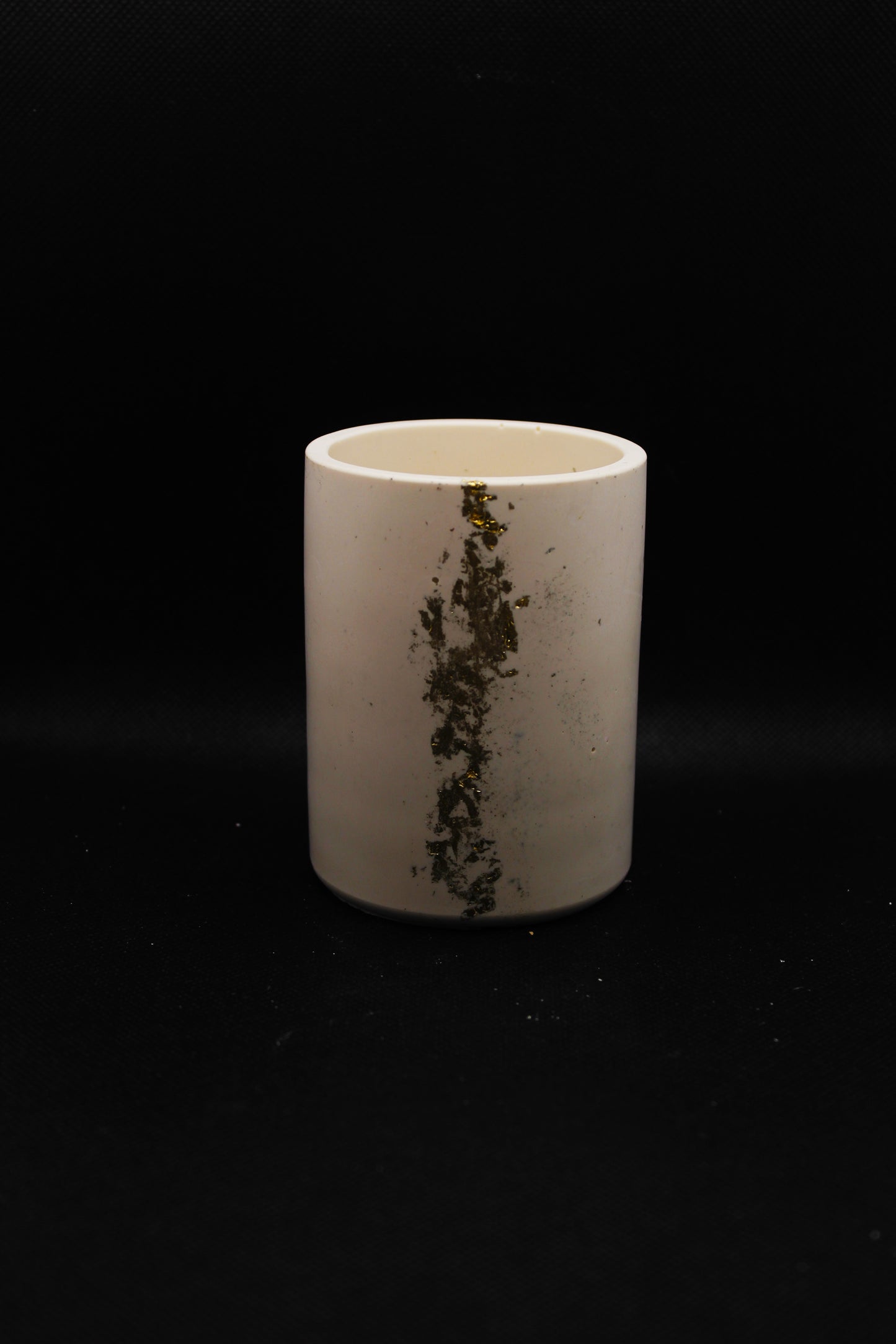 Pot avec feuilles d'or