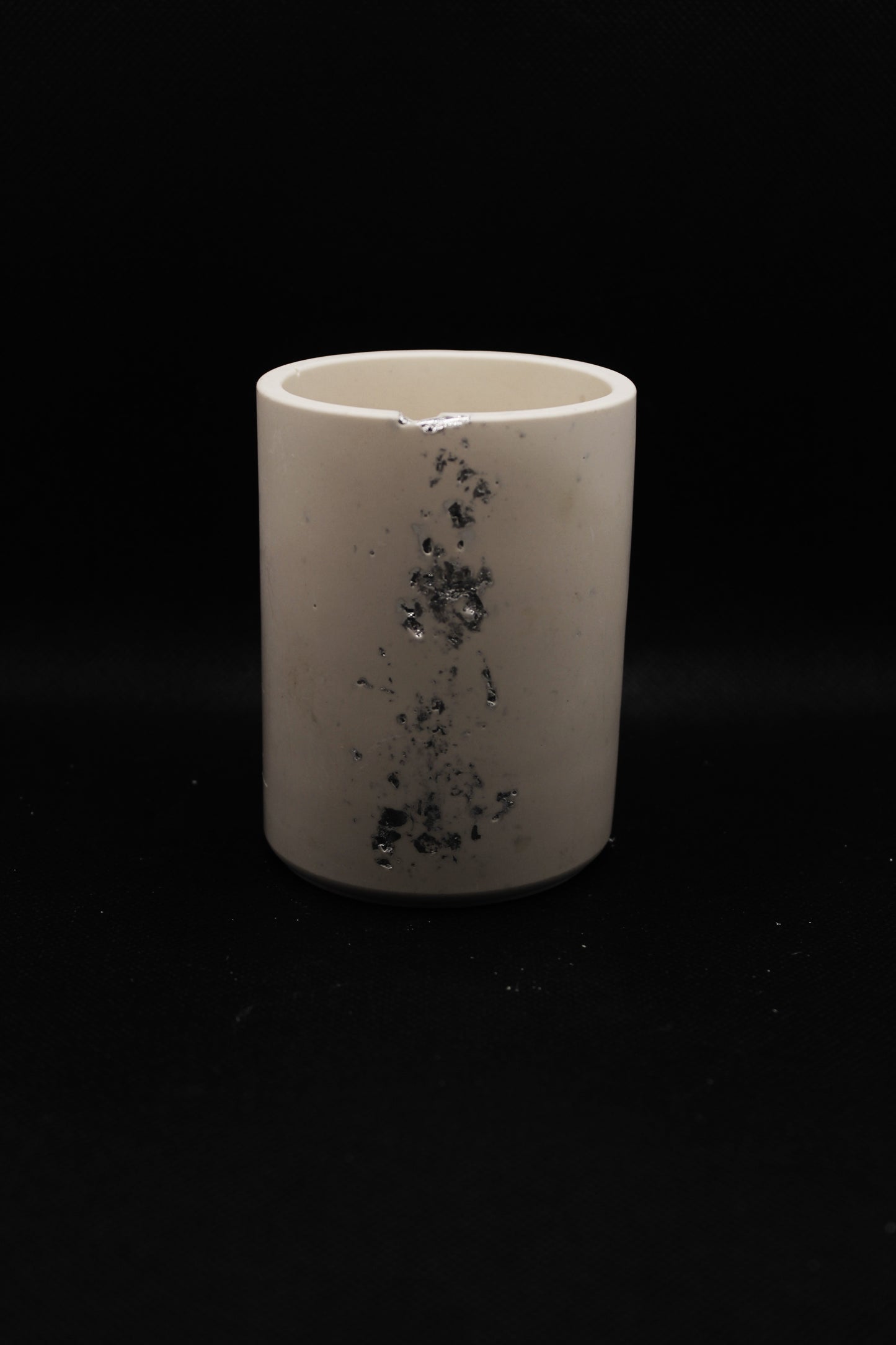 Pot avec feuilles d'argent