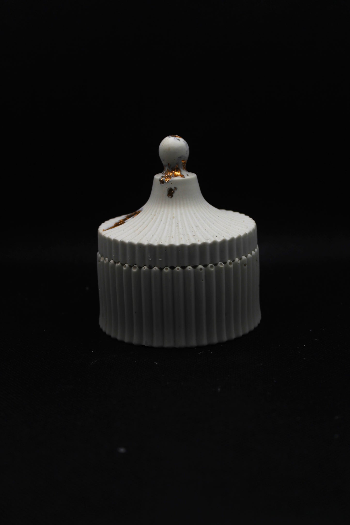 Boite à bijoux avec feuilles de bronze