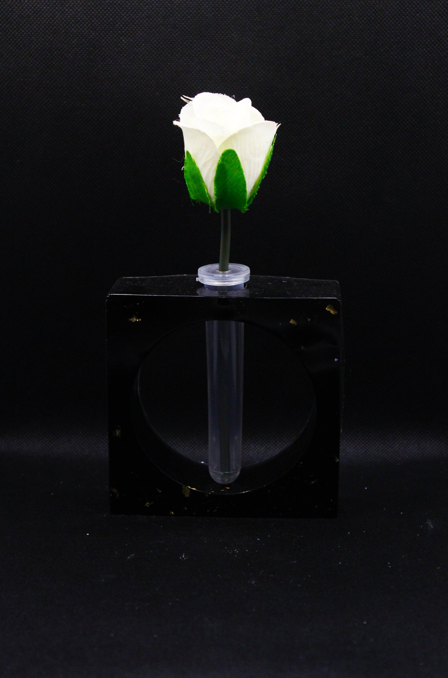Pot de fleur carré noir avec feuilles d'or