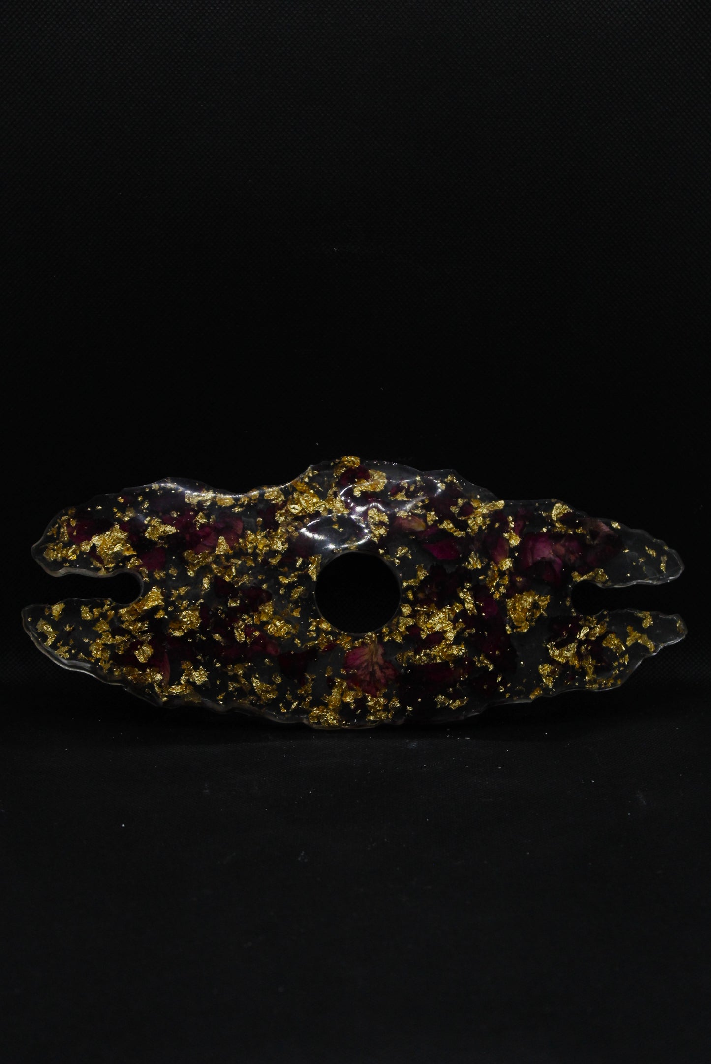 Porte verre sur bouteille avec feuilles d'or et pétales