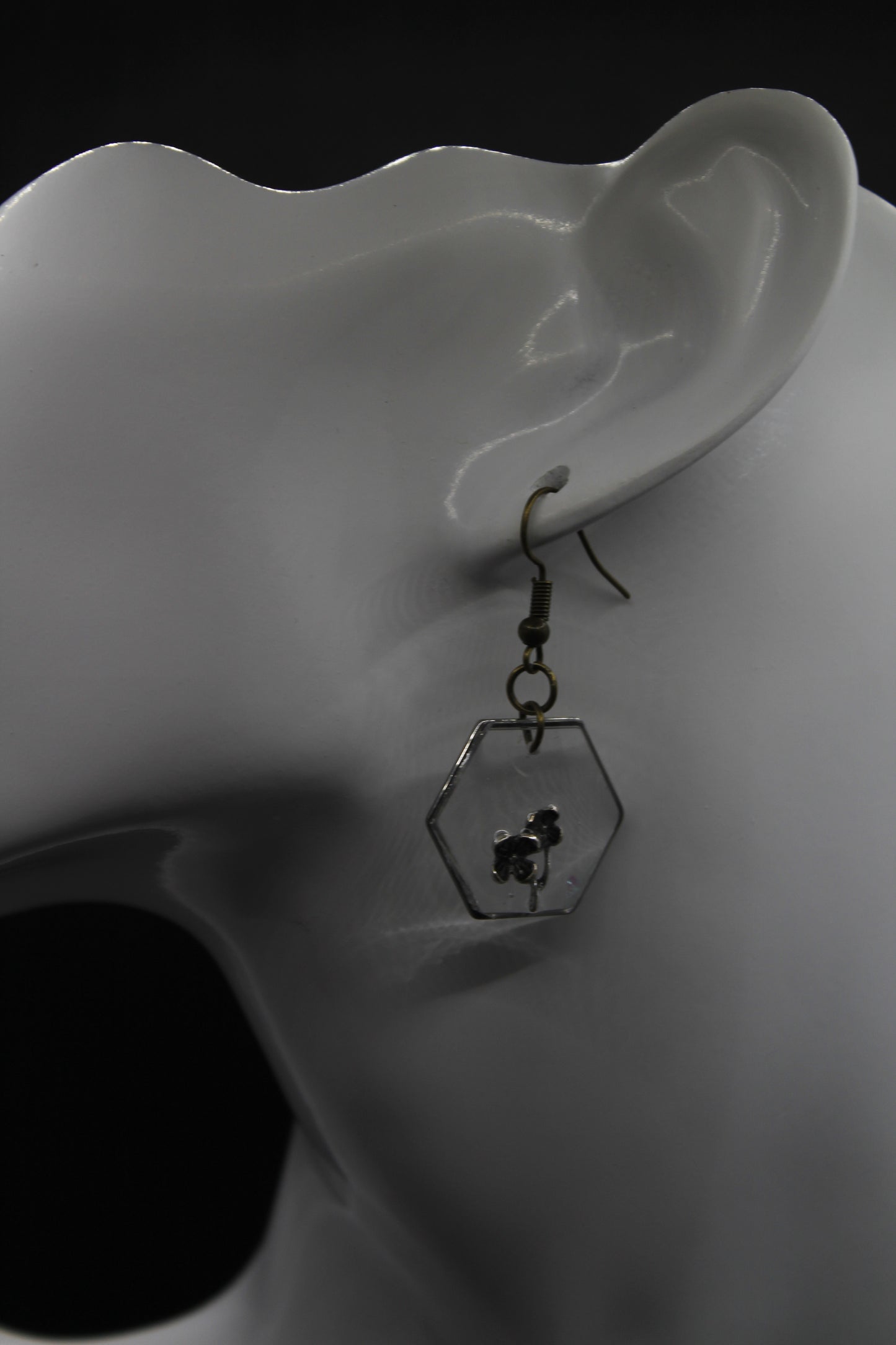 Boucle d'oreilles avec fleurs argentées