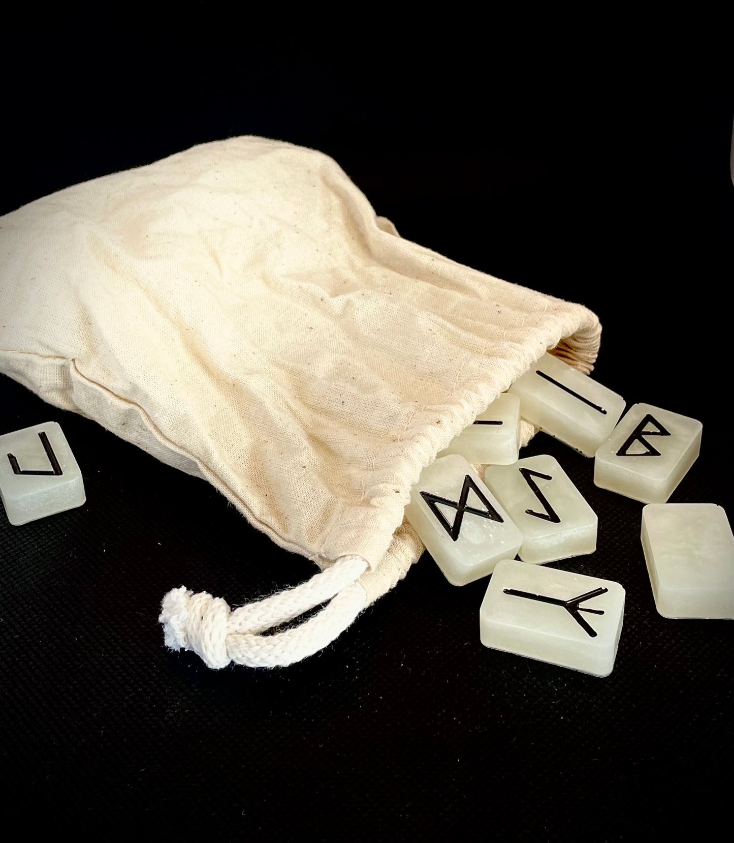 Runes noire et blanche