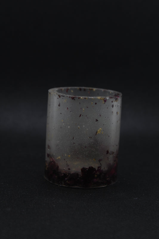 Bougeoir rond transparent avec pétales roses