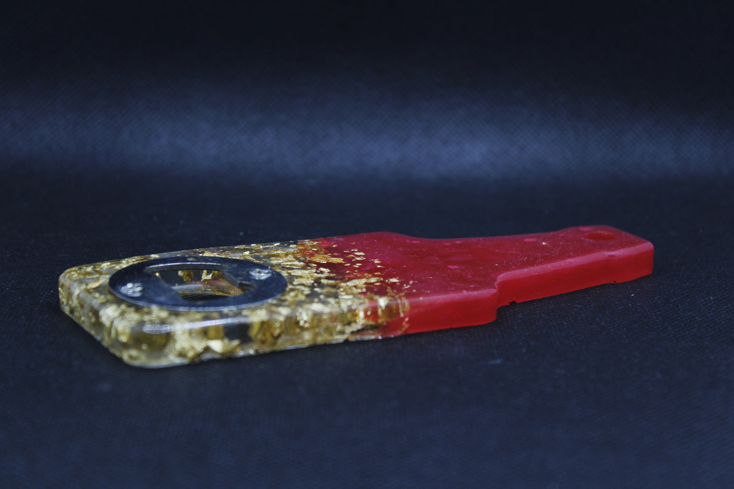 Décapsuleur bouteille rouge avec feuilles d'or