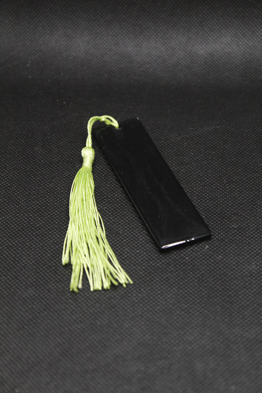 Petit marque page noir avec fil vert