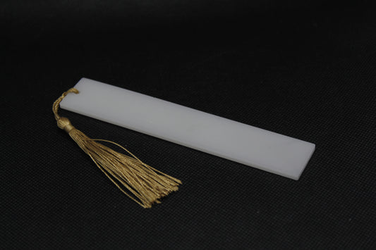 Grand marque page blanc avec fil en or