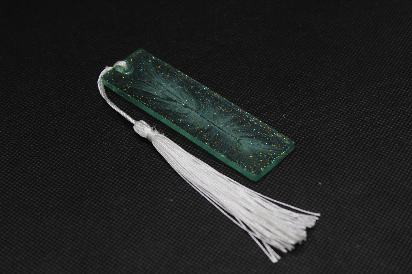 Petit marque page vert à paillettes avec fil blanc