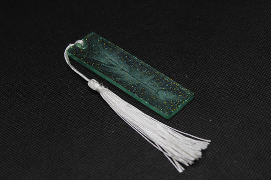 Petit marque page vert à paillettes avec fil blanc