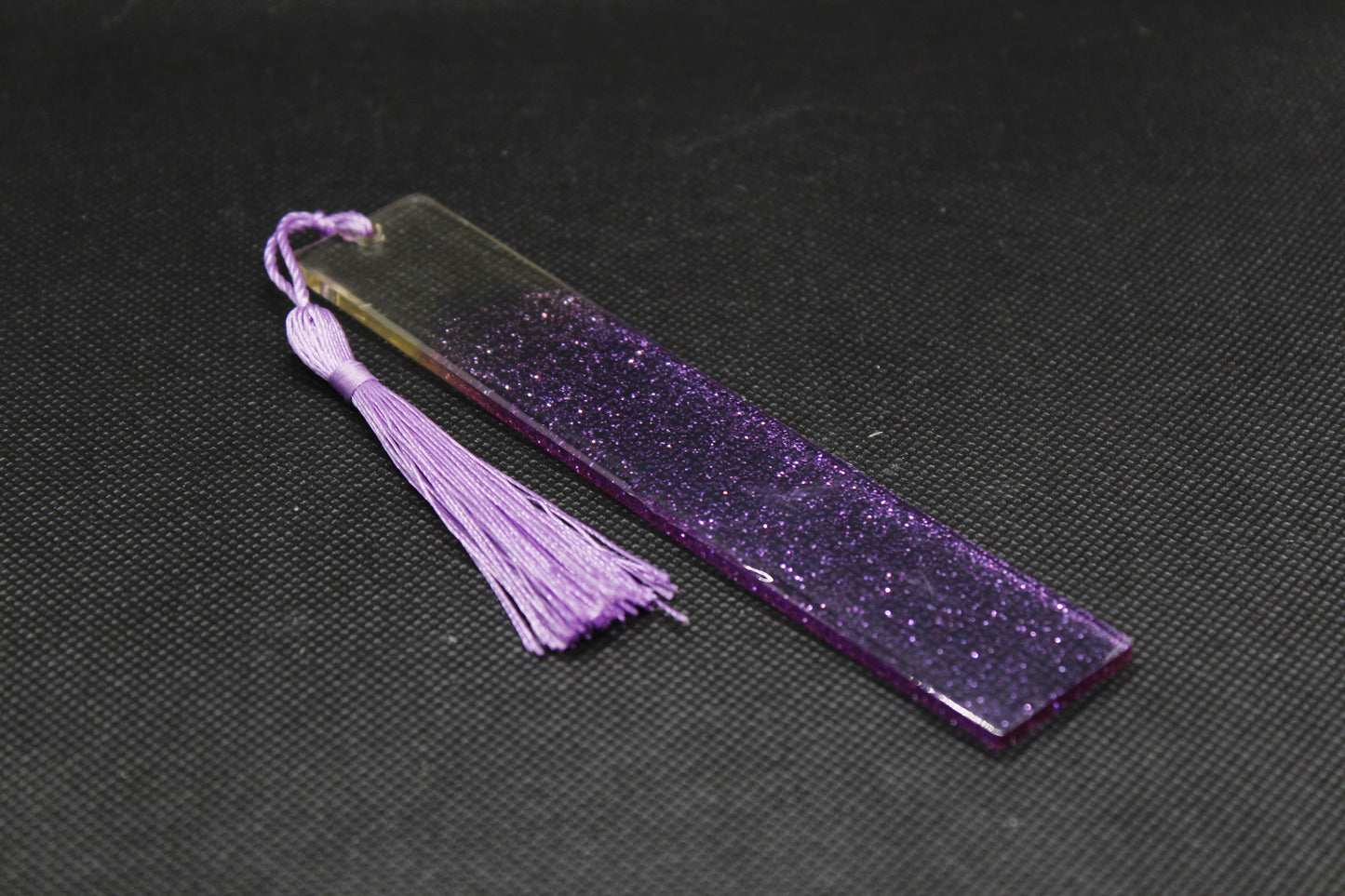 Grand marque page transparent à paillettes violettes avec fil violet
