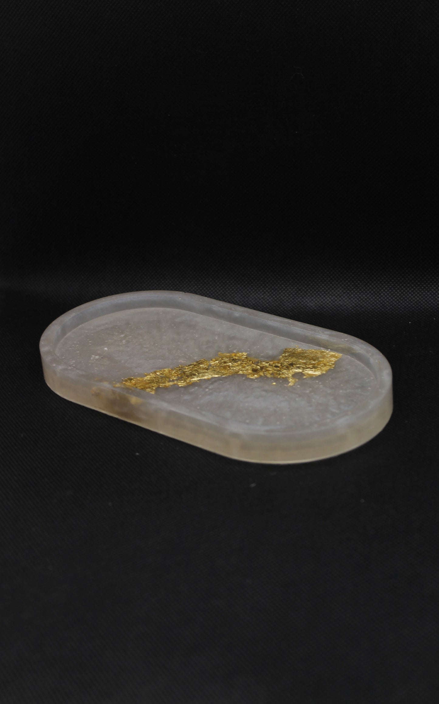 Vide poches ovale blanc avec feuilles d'or