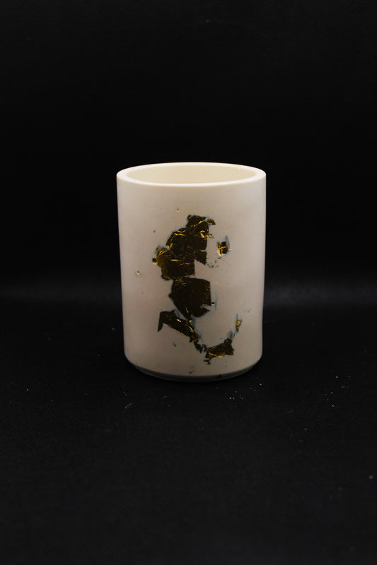 Pot avec feuilles d'or