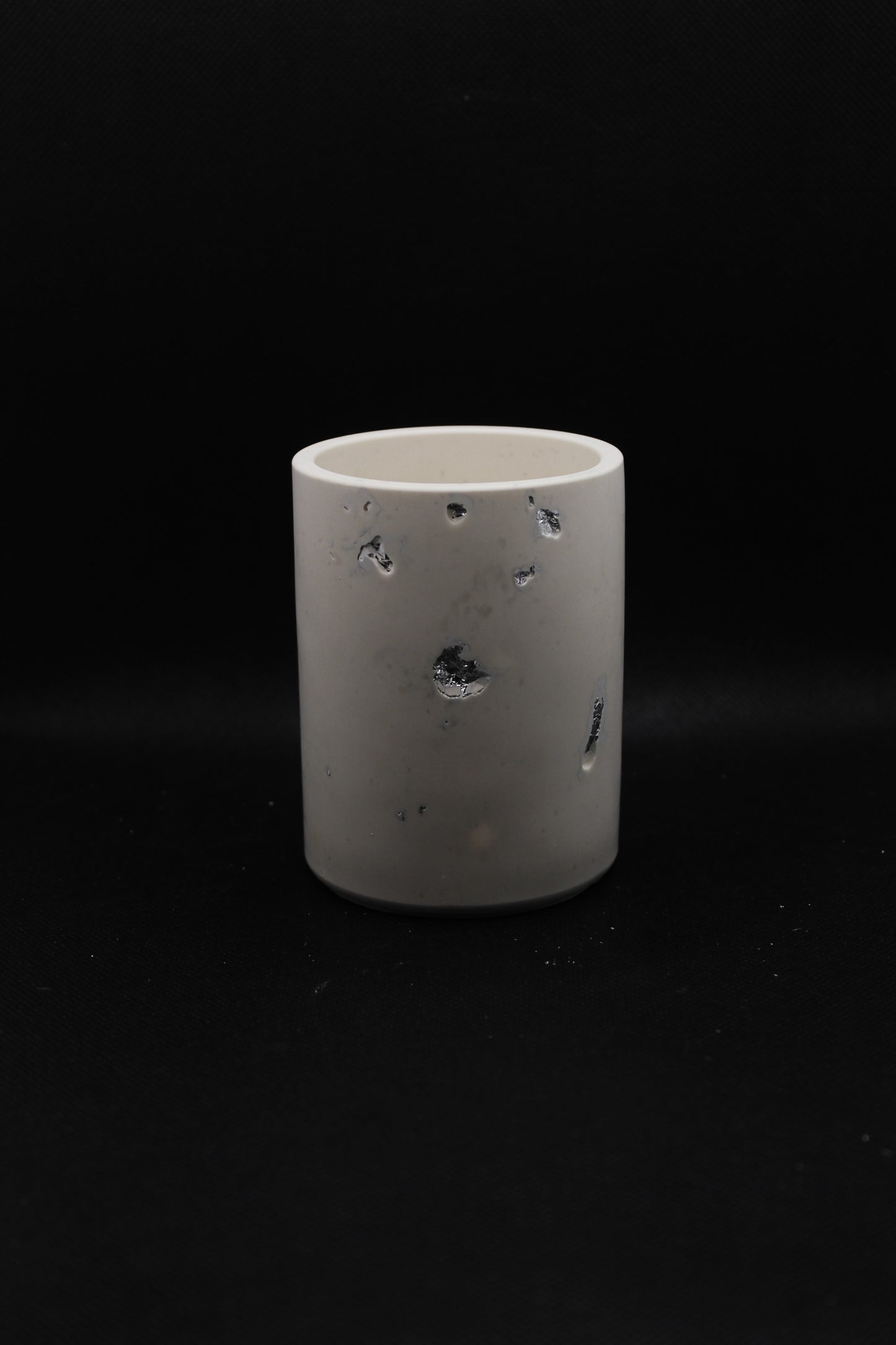 Pot avec feuilles d'argent
