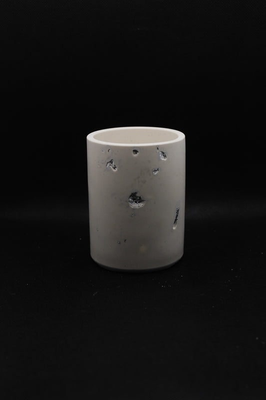 Pot avec feuilles d'argent