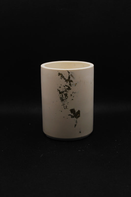 Pot avec feuilles d'or