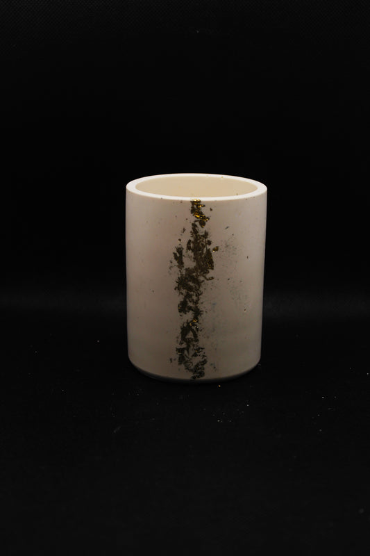 Pot avec feuilles d'or
