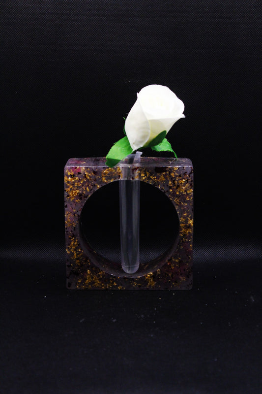 Pot de fleur carré transparent avec feuilles d'or et pétales