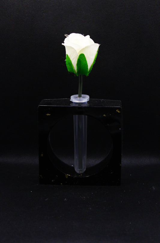Pot de fleur carré noir avec feuilles d'or
