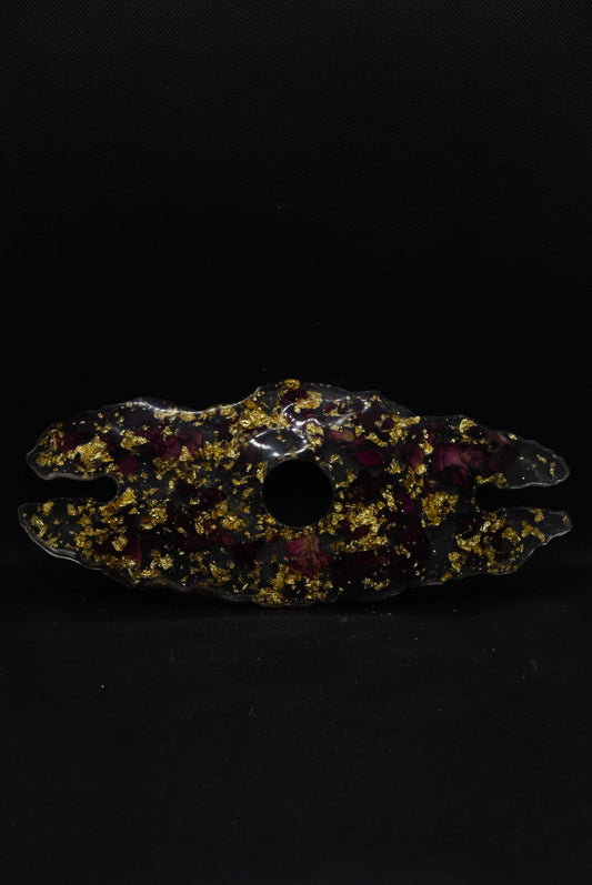Porte verre sur bouteille avec feuilles d'or et pétales