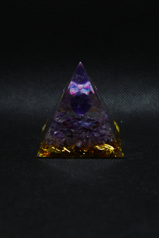 Orgonite avec feuilles d'or et morceau d'améthyste