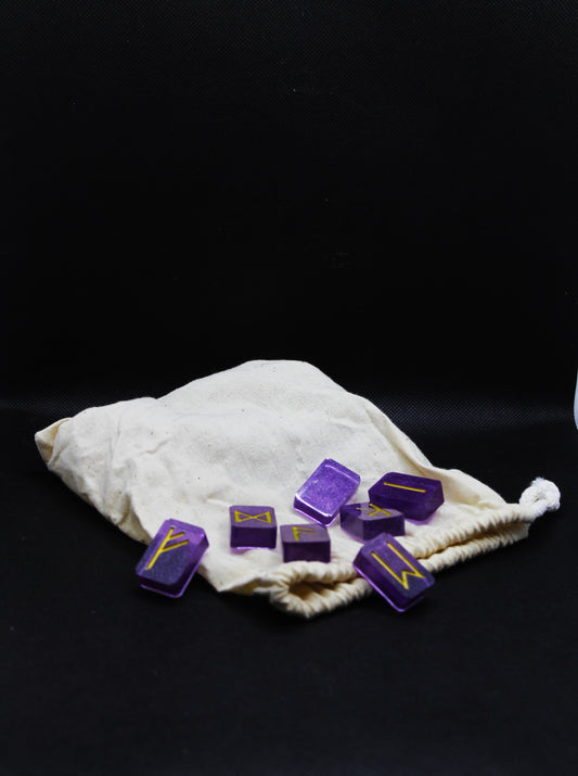 Runes violettes et or