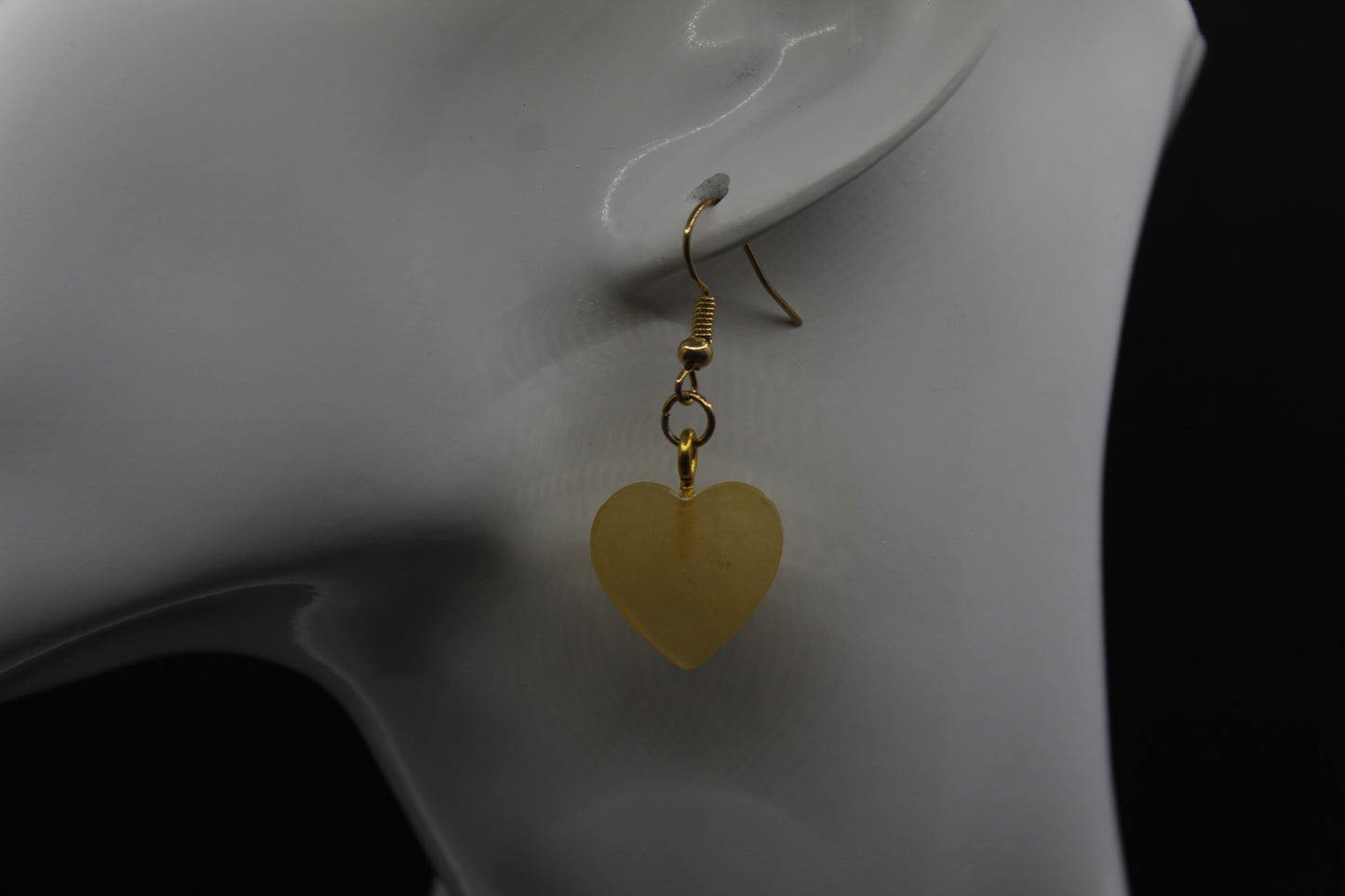 Boucle d'oreilles coeur jaune métallique